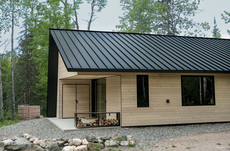CMG Standing Seam Roof Brings Contemporary Style to Forest Retreat